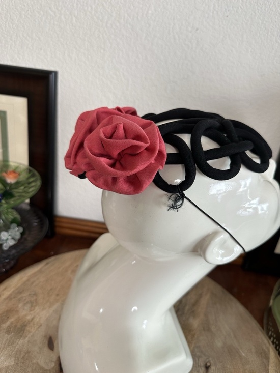 Fascinator Hat Red Rose & Black Knot Detail Vintage 50s main image 7